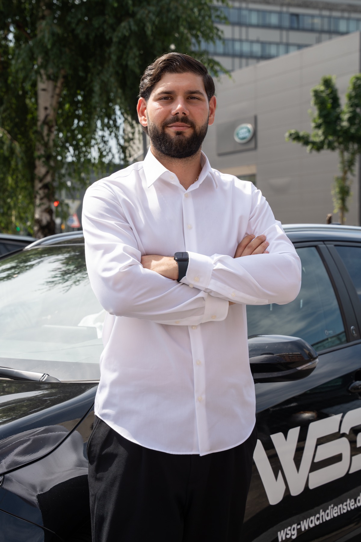 Ansprechpartner der WSG Wachdienste Schmelter GmbH vor einem Einsatzfahrzeug in Frankfurt am Main